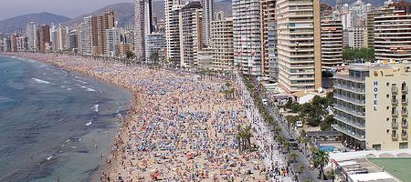Caen en verano en más del 2 por cien las pernoctaciones del turismo nacional en España